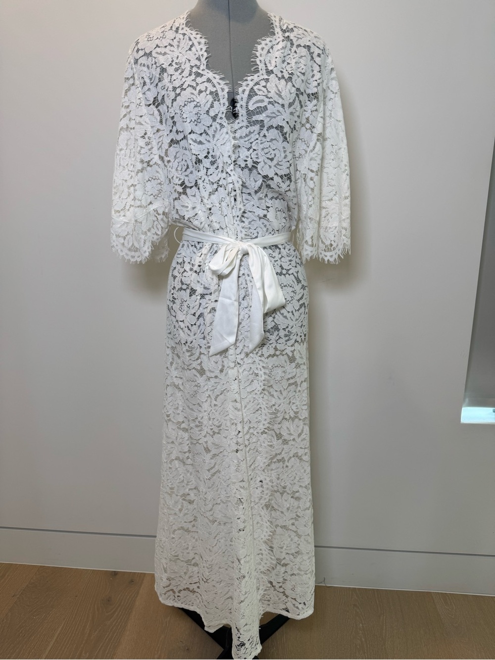 Homebodii Saskia Long Lace Robe (White)